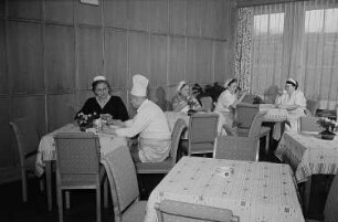 Mitarbeiter und Mitarbeiterinnen der Küche und des Services während einer Pause im Ringcafé