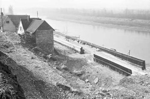 Rheinweiler: Stützmauer im Bau mit Häusern von oben