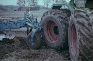 Fotografie: Allradtraktor, Bodenbearbeitungsgerät, Beetpflug, Zwillingsreifen