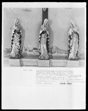 Trauernde Frauen unterm Kreuz