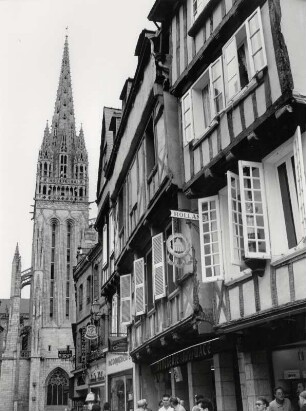 Straßenzug in Quimper, Bretagne mit Blick auf die Kathedrale