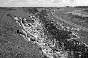 Tümlauer-Koog: Sandsäcke in Deichbruchstellen