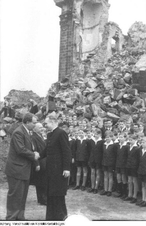 Dresden, Neumarkt. Dresdner Kreuzchor am Lutherdenkmal vor der Ruine der Frauenkirche, u.a., um 1946
