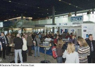 Tagungsteilnehmer vor dem Messestand Verein Deutscher Bibliothekare e. V.