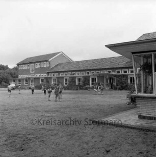 Schule Am Reesenbüttel: Volksschule: Schimmelmannstraße: Erweiterungsbau: Außenansicht: mit Schulhof und Schülern