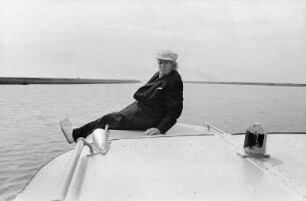 Der Maler Otto Niemeyer-Holstein auf einem Boot