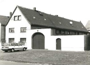 Dresden-Kaditz. Altkaditz 10. Dreiseithof (1. H. 19. Jh.). Wohnstallhaus und Toranlage