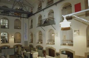 Raumaufnahme, Blick vom 1. Obergeschoß über Erdgeschoß gegen Treppenhaus