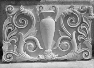 Vase mit Pflanzenornament