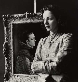 Die Schauspielerin Beatrice Straight in der Galerie Wildenstein (Harper's Bazaar)