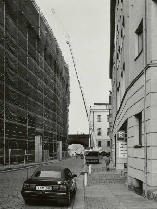Baustelle Ständehaus, Bauphase Substanzsicherung / Wiederaufbau Dach. Eingerüstete Fassade Ostflügel. Blick in die Brühlsche Gasse während Baustofftransport mit Mobildrehkran : Dresden-Altstadt, Schloßplatz 1. Baustelle Ständehaus, Bauphase Substanzsicherung / Wiederaufbau Dach. Eingerüstete Fassade Ostflügel. Blick in die Brühlsche Gasse während Baustofftransport mit Mobildrehkran