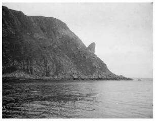 Norwegen: Das Nordkap. Blick von einem Hochseepassagierdampfer der Hapag (wohl "Victoria Luise") auf Steilküste mit markanter Felsnase