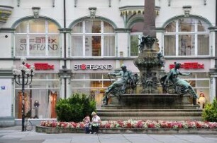 Brunnen am Anger in Erfurt : Das Zentrum der Thüringer Landeshauptstadt Erfurt wird dominiert von vielen historischen denkmalgeschützten Gebäuden. Bild: Blcik auf den Monumentalbrunnen am Anger von 1889/90. Erfurt, 2008