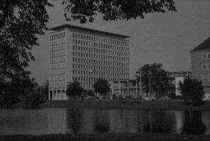 Kiel: Versicherungshochbauten am Martensdamm, Vordergrund Teich, Kleiner Kiel, seitlich gesehen