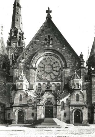 Dresden-Neustadt, Stauffenbergallee 9. St. Martinskirche (ehem. Garnisonskirche; 1896-1900, W. Lossow, H. Viehweger). Westfront (evangelischer Teil mit Räumen der SLB / SLUB, Außenstelle Phonothek 1976-2002)