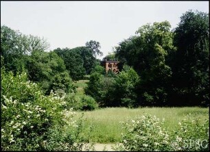 Potsdam, Park Babelsberg. Gerichtslaube, Blick aus der Ferne.