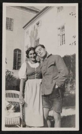 Raimund von Hofmannsthal mit Gundl Degenhardt im Garten vor Schloss Prielau