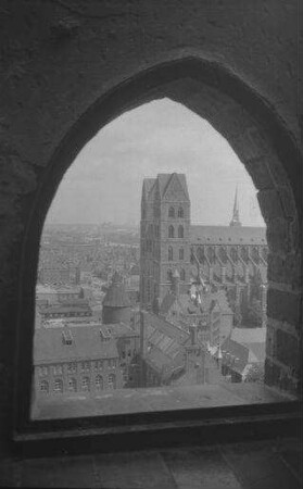 Lübeck: Blick vom Turm der Petrikirche durch Bogen auf Marienkirche