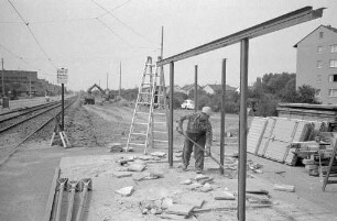 Abbruch des Wartehäuschens an der Straßenbahnhaltestelle Hertzstraße/Ecke Moltkestraße im Zusammenhang mit dem Bau einer zweiten Fahrbahn für die Siemensallee.