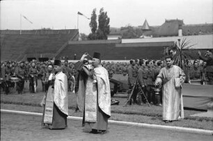 Bukarest: Priester zelebriert Messe