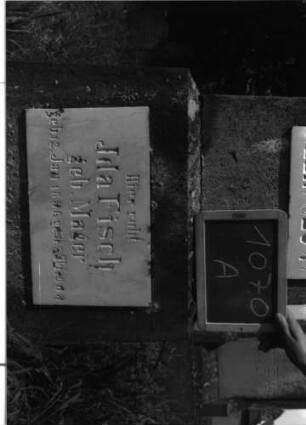 Grabstein 1070 (Index: 100104107) Material: Sandstein, Marmortafel Zustand: gut erhalten Maße HxBxT: 156x41x21 cm Beschreibung: aufgesockelte Stele, Aufsatz mit Palmetten- und Volutenornamenten, zwei aufgesetzte rechteckige Schrifttafeln Symbolik: Voluten, Palmette: Grabstein 1070A