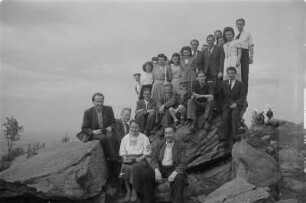 Gruppenbild einer sorbischer Wandergruppe vermutlich auf dem Döhlener Berg. : Skupinske foto serbskich wulětarjow pozdaću blisko Hromadnika.