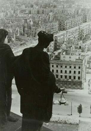 Dresden. Blick vom Rathausturm mit Skulptur über die Ruinen an der Ringstraße und der Johann-Georgen-Allee nach Südosten