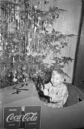 Spende der Firma Troullier für den an Kinderlähmung erkrankten Herbert Werk.