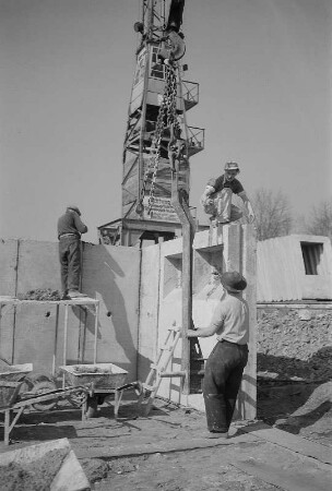Dresden. Wohnungsbau, Einsetzen von Betonelementen (Plattenbauweise, auch Großtafelbauweise)