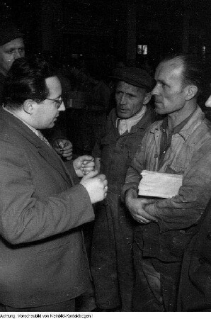 Dresden. Turbinenwerk Dresden, Diskussion der Werktätigen über den Beitritt der DDR zum Warschauer Vertrag, 1956