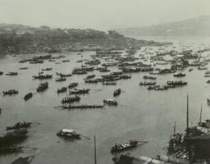 China. Tschungking (Chongqing) am mittleren Jangtse (hinten rechts; jenseits die Stadt Kiangpe). Drachenbootfest auf dem Jangtse