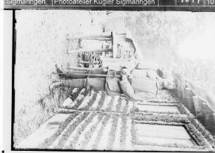 Soldat (Offizier) vor einem Blockhaus