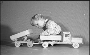 Orschweier: Holzspielzeug Götze, Kind mit Lastwagen und Anhänger