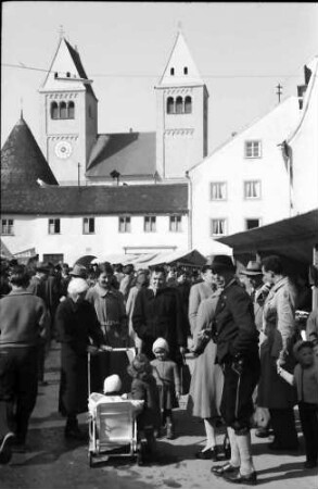 Steingaden: Jahrmarkt vor der Kirche [St. Johannes Baptist] in Steingaden