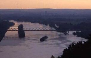Donau bei Regensburg : Blick von der Walhalla bei Regensburg am Abend auf die Donau, aufgenommen 2001