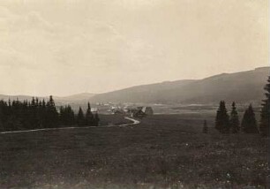 Großiser (Góry Izerskie/Polen), Isergebirge. Blick über die Große Iserwiese zum Dorf