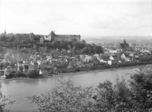 Pirna. Blick vom Ehrenhain in Pirna-Copitz über die Elbe nach Südwesten gegen Schloß Sonnenstein und Stadtkirche St. Marien
