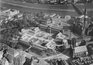 Dresden-Altstadt. Zwinger und Theaterplatz. Luftbild-Schrägaufnahme von Süden