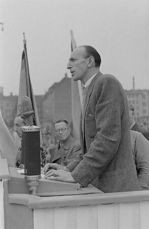 Redner bei einer Demonstration auf dem Karl-Marx-Platz