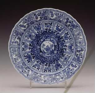 Teller mit chinesischem Blumendekor