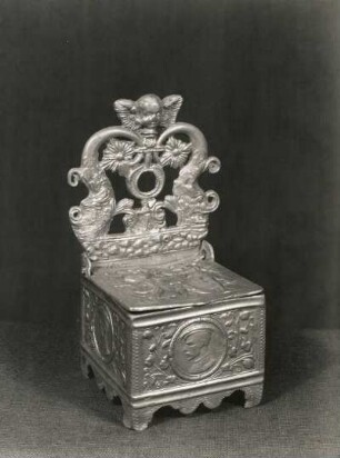 Weihwasserkessel. Datiert 1649. Zinn; Höhe 14 cm. Dresden: Kunstgewerbemuseum