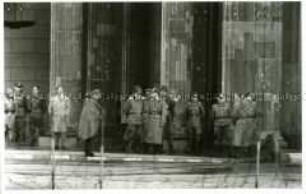 Die gesperrte Sektorengrenze am Brandenburger Tor