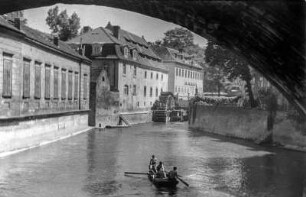 Prag, Kleinseite, sogen. Prager Venedig. Blick durch einen Bogen der Karlsbrücke entlang des Moldauarms Čertovka (Teufelsbach) auf die Halbinsel Kampa und rechtsseitige Bebauung mit der Großpriorsmühle