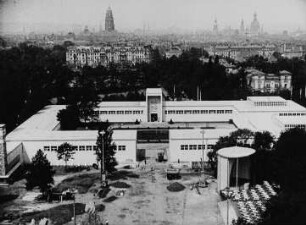 Blick vom Aussichtsturm über das Ausstellungsgelände zur Altstadt (Szene aus dem Dokumentarfilm "Das Schaufenster der Deutschen Industrie": Werbung für die Jahresschau "Die Technische Stadt")