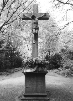 Kreuz u. Grabmal auf dem Friedhof; Frankfurt, Schwanheimer Ufer 300