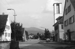 Buggingen: Dorfstraße; rechts Kirche