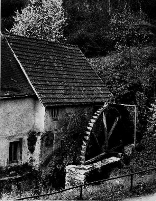 Cattenes an der Mosel. Rheinland-Pfalz. Tal der 13 Mühlen. Ansicht einer alten Wassermühle