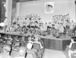 Musikdarbietung zum "Fest des Friedens und der Freundschaft" der DSF anlässlich des 70. Jahrestages der Oktoberrevolution in Berlin (Ost)