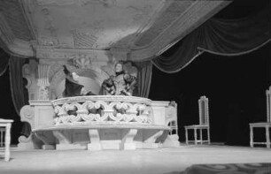 Szenenbilder aus der Komödie "Der Menschenfeind" von Molière am Schlossparktheater Berlin-Steglitz