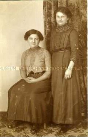 Porträt von zwei jungen Frau (Konfirmation?)